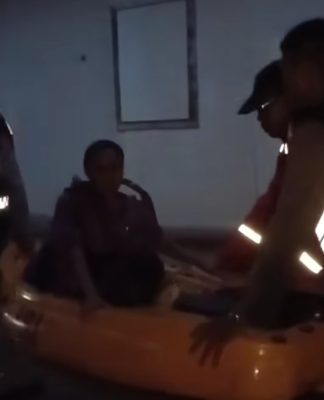Lansia 80 Tahun Enggan Dievakuasi Saat Banjir Capai Paha di Dalam Pagar