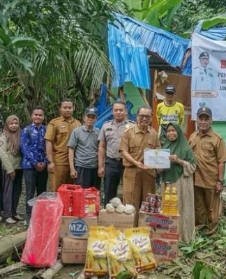 Pohon Runtuh Hantam Rumah Warga! Pemkab HST Gerak Cepat Salurkan Bantuan ke Kasarangan
