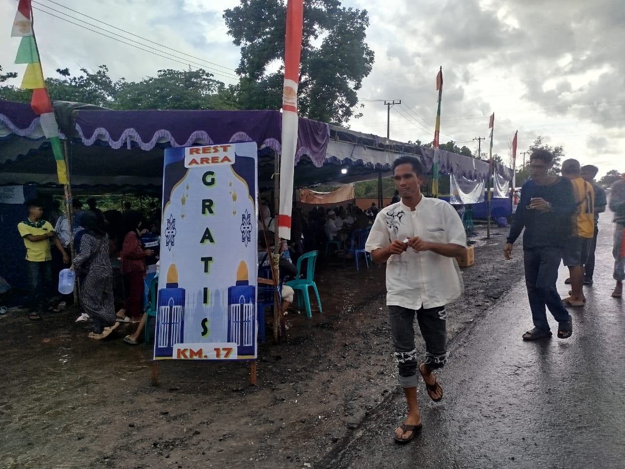 Suasana rest area jalan Gubernur Syarkawi km 171