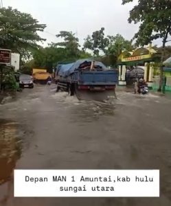 Jalan Depan MAN 1 Amuntai Banjir, Warga di Babirik, Danau Panggang, dan Sekitarnya Diimbau Waspada