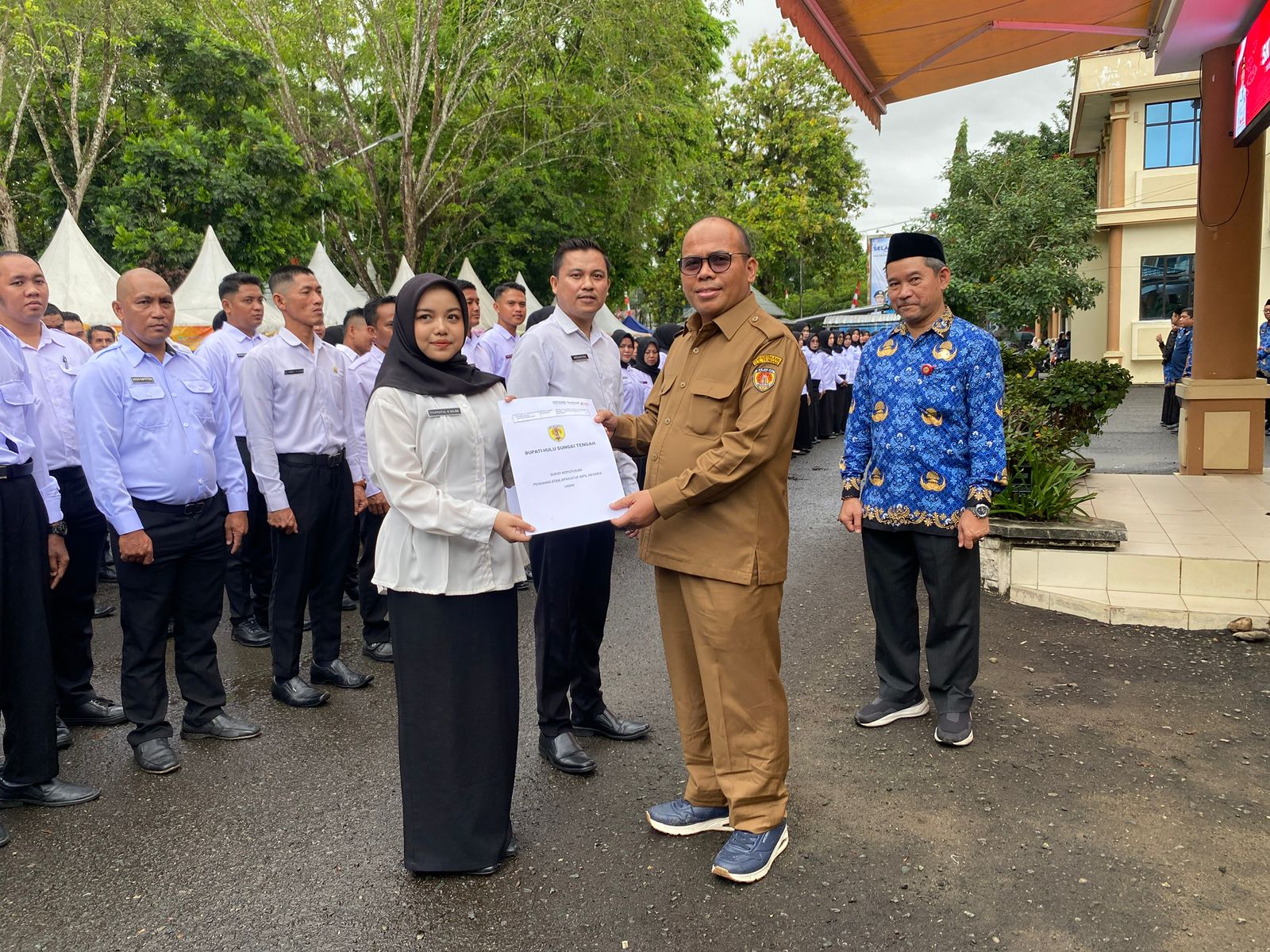 Wabup HST Serahkan 983 SK PPPK Paruh Waktu, Tegaskan Disiplin, Profesionalisme, dan Kerja dengan Hati