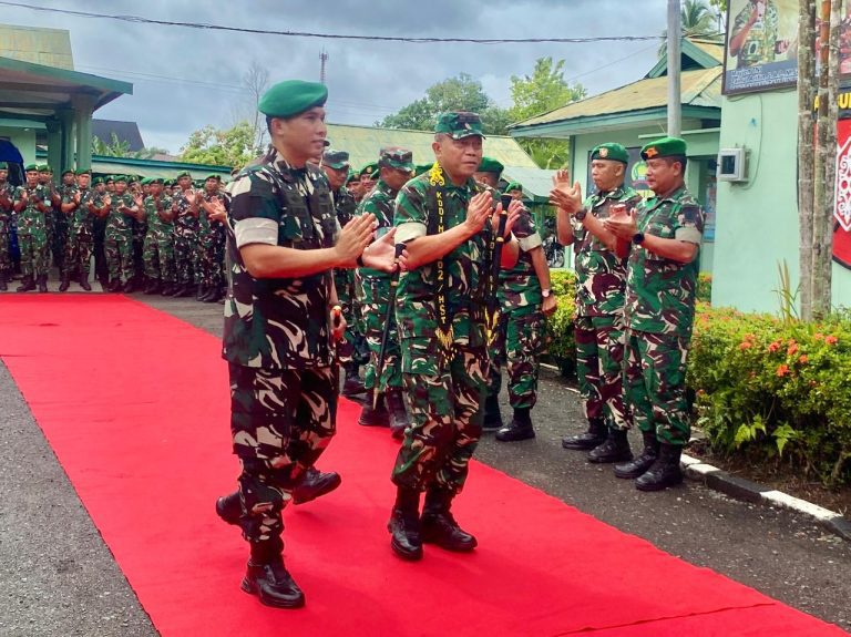 Pangdam XXII/TB Tekankan Profesionalisme Prajurit dan Pengawalan Program Nasional Saat Kunjungan ke Kodim 1002/HST