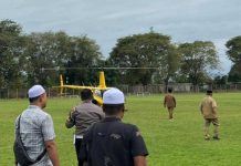 Bupati Samsul Rizal Sambut Ustadz Das’ad Latif yang Mendarat dengan Helikopter di Stadion Murakata