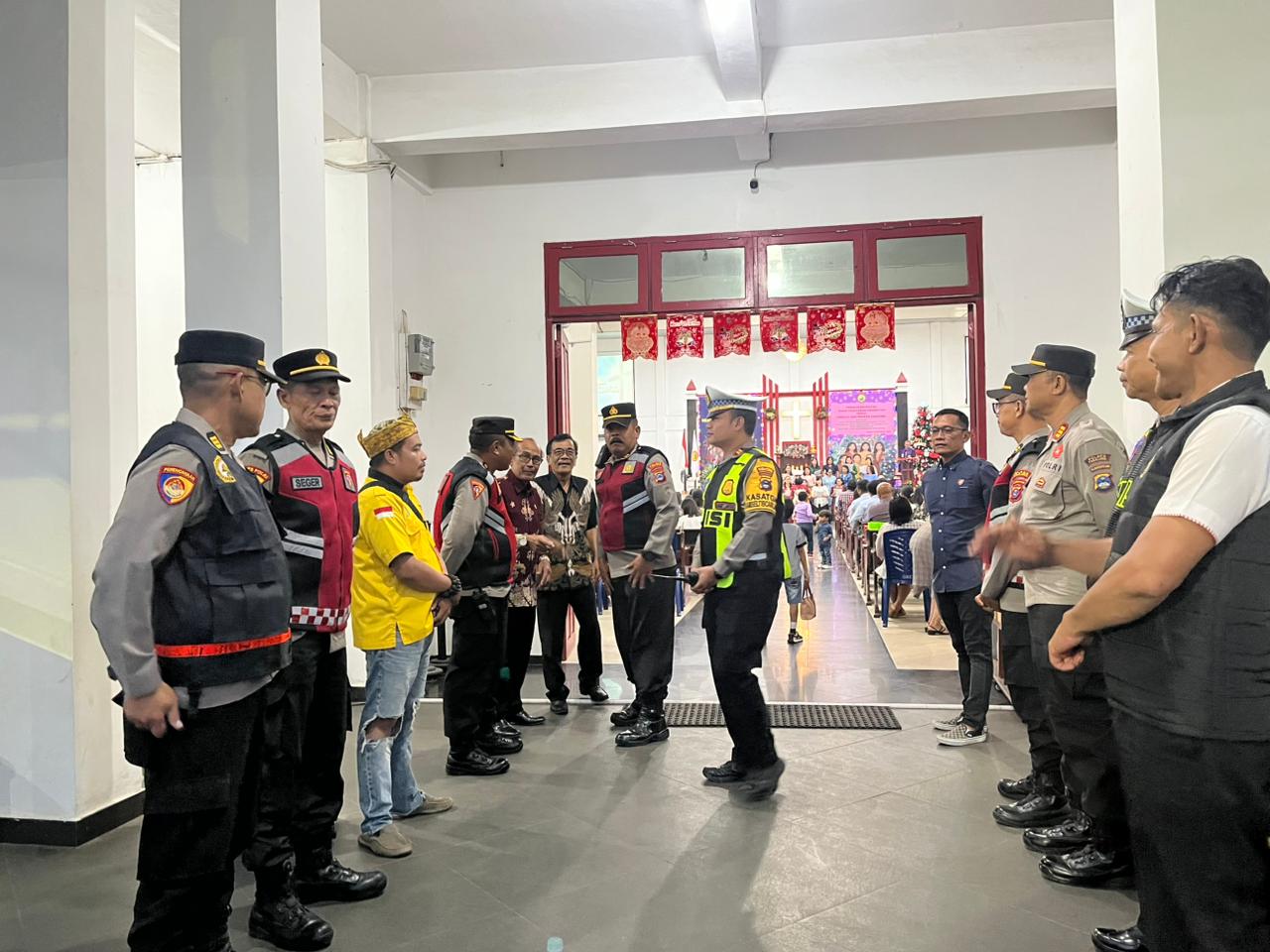 Polres Tabalong, Kodim 1008 &amp; Masyarakat Bersinergi Amankan Misa Malam Natal di Sejumlah Gereja