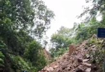 Waspada Warga Hendak ke Pelabuhan Tiwingan Lama, Ada Tanah Longsor di Gunung Payung