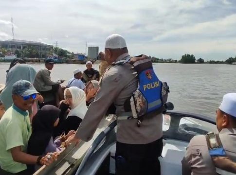 Sat Polair Polresta Banjarmasin Berikan Pengamanan Hingga Bagikan Ribuan Makanan dan Minuman ke Jemaah 5 Rajab