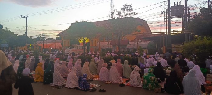 Jemaah Momen 5 Rajab Khusyuk Ikuti Salat Magrib Berjemaah