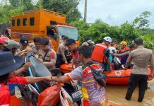 Solidaritas Kemanusiaan, Polres HST Bantu Evakuasi dan Salurkan Bantuan untu Korban Banjir Balangan