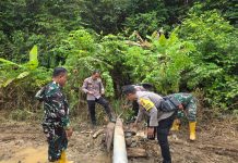 Bersama Warga, TNI–Polri dan PLN Evakuasi Tiang Listrik Rusak Akibat Banjir di Batang Alai Timur