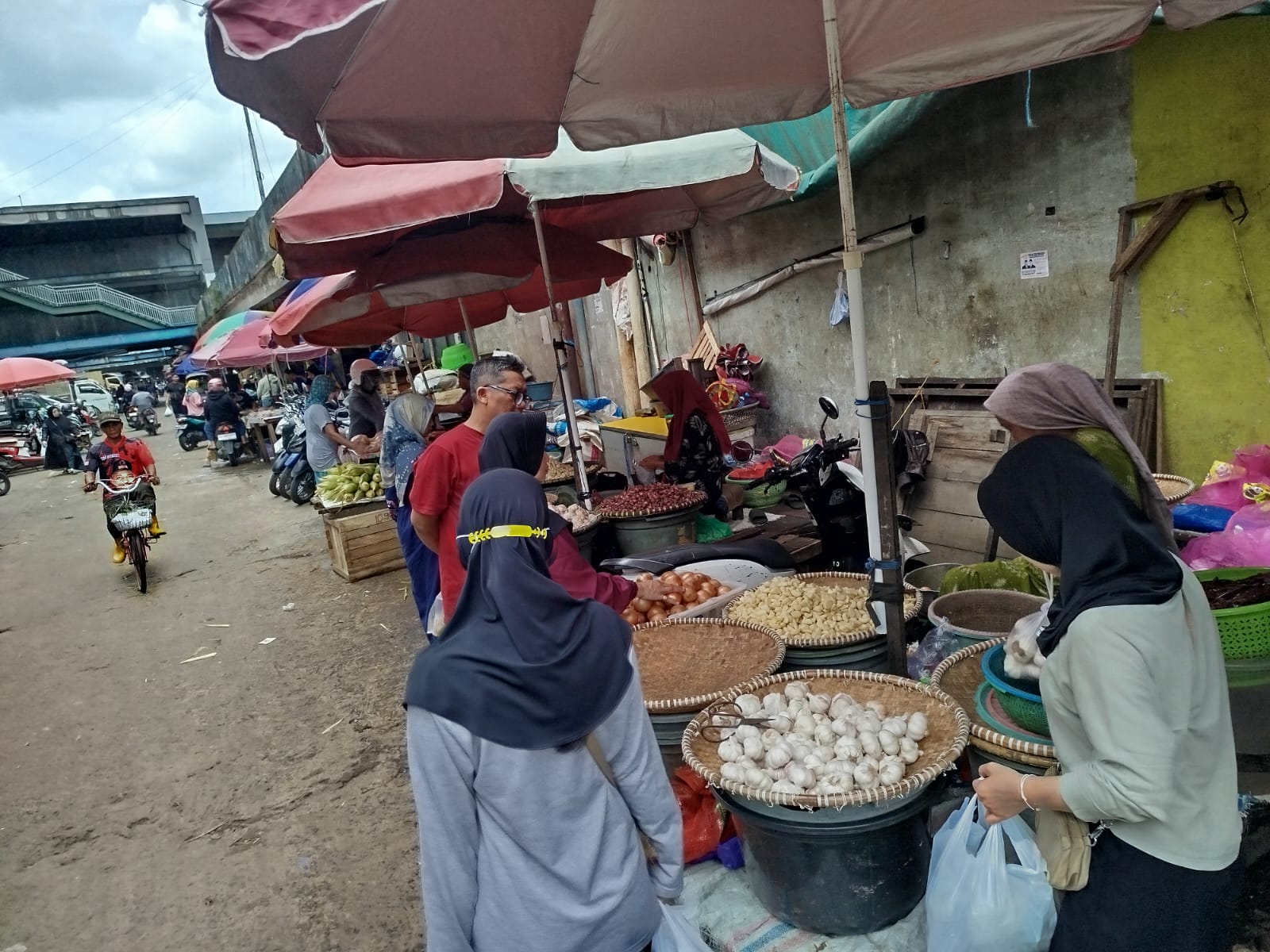 Jelang Tahun Baru 2026, Harga Bawang di Pasar Antasari Banjarmasin Naik