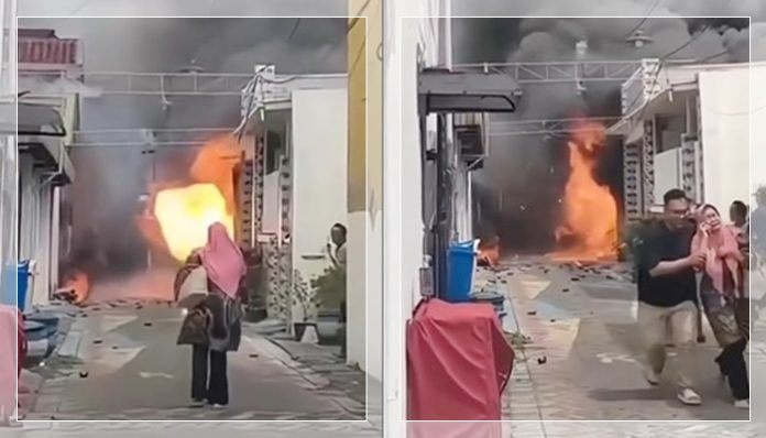 TANGIS IBU DI TENGAH LEDAKAN! Nekat Terobos Kobaran Api Saat Gudang Sparepart Meledak Hebat di Surabaya