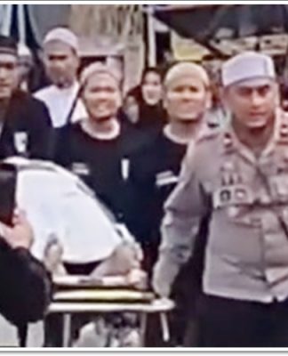 DETIK-DETIK Polisi dan Relawan Sigap Evakuasi Jamaah Mendadak Sakit di Haul Guru Sekumpul Martapura