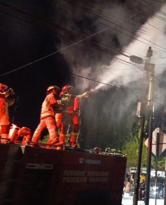 Ini Penyebab Tiang Listrik Keluarkan Percikan Api di Jalan A Yani km 14