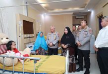 Saat Pantau Banjir, Kapolda Kalsel Temuan 2 Anak Yatim Piatu Tak Bisa Gerakkan Bagian Tubuh
