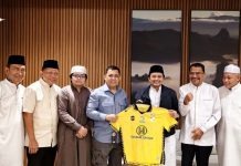 CEO Barito Putera Serahkan Jersey Nomor 1 Kepada H Isam, 'Terimakasih Atas Support'