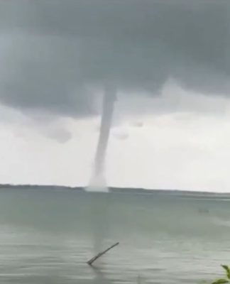 Angin Puting Beliung Berputar di Laut Dekat Bandara Stagen Kotabaru