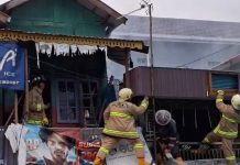 Asap Mengepul dari Rumah Warga Teluk Kelayan, Api "Membubuk" di Dalam Plafon