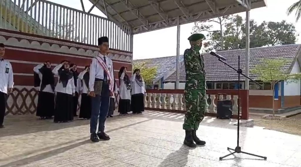 TNI Masuk Sekolah! Babinsa Labuan Amas Utara Pimpin Upacara di MTsN 14 HST, Tanamkan Jiwa Nasionalisme