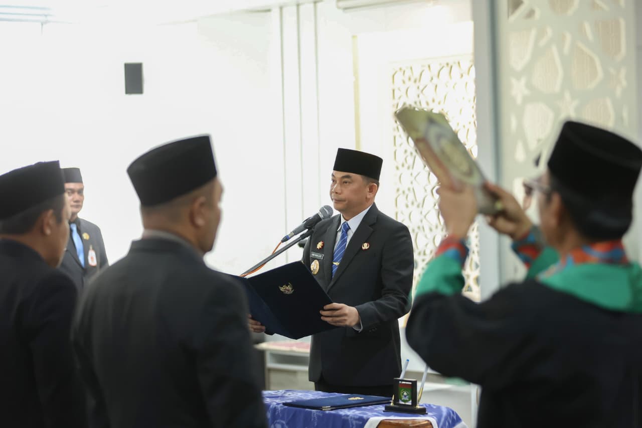 Bupati Andi Rudi Latif Lantik Pejabat