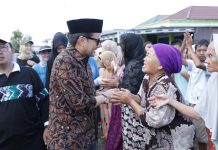 Wagub Kalsel &amp; Ketua BKOW Silaturahmi ke Sungai Ranggas Ulu, Bagikan 237 Paket Sembako untuk Warga Terdampak Banjir
