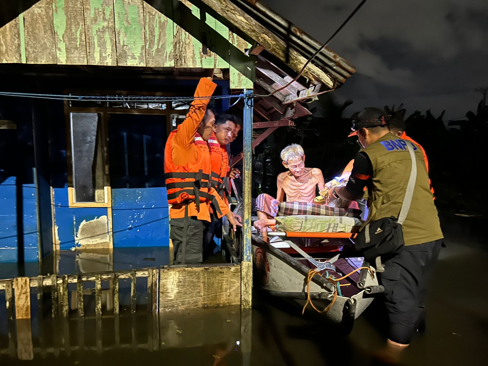 Banjir Semakin Dalam, Lansia dan Ibu Hamil di Kelurahan Sungai Lulut Dievakuasi BPBD Kota Banjarmasin