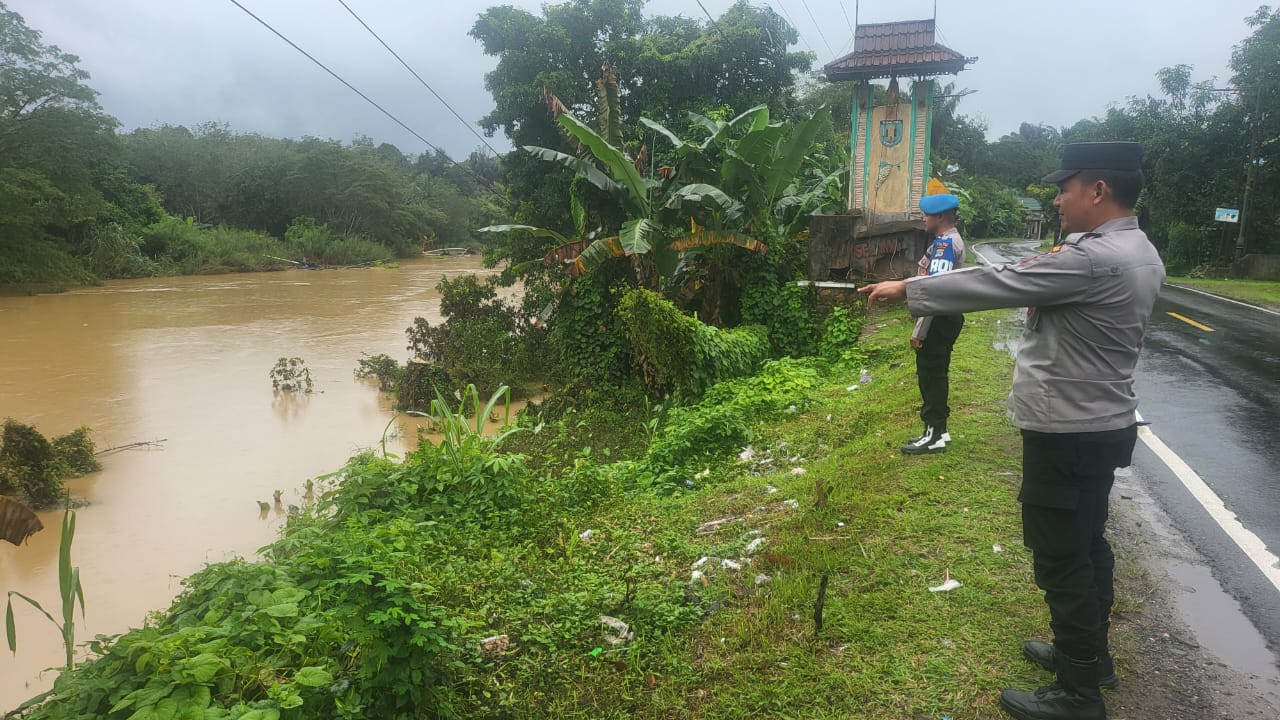 Intensitas Hujan Masih Tinggi, Jajaran Kepolisian Rutin Monitor Debit Air Sungai Tabalong