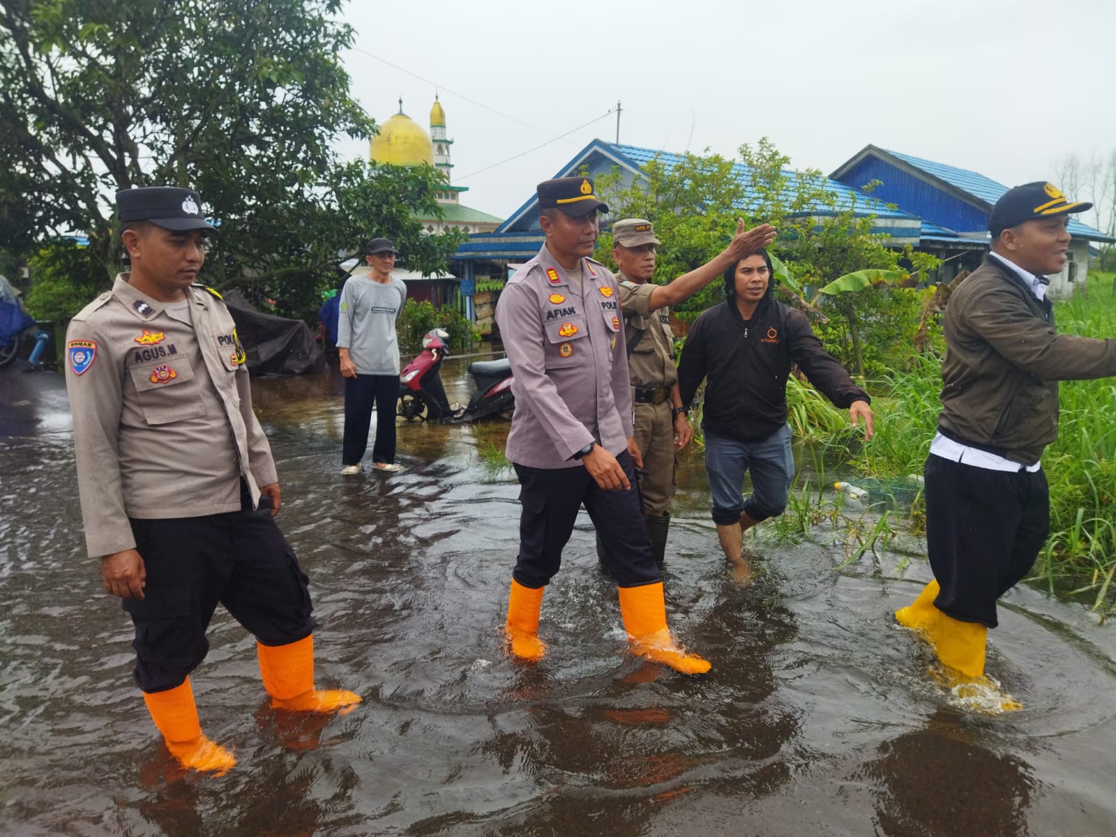 Uji Kelayakan Posko Pengungsian, Kapolsek Bati-Bati Desak Keamanan Maksimal bagi Korban Banjir