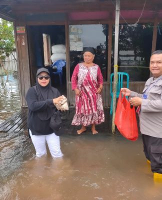 Banjir Kurau, Polsek Kawal Penyaluran Pangan Polres Tanah Laut