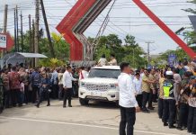 Dua Bocah Naiki Mobil Presiden Prabowo, Momen Hangat RI 1 Tutup Kunjungan di Banjarbaru
