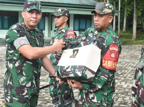 Prajurit Kodim 1002/HST Terima Kaporlap dari KASAD