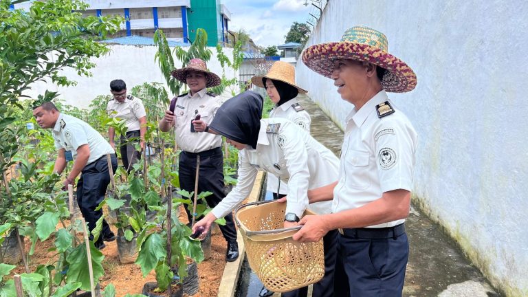 Dukung Ketahanan Pangan, Rutan Barabai Panen Terong dan Kacang Panjang