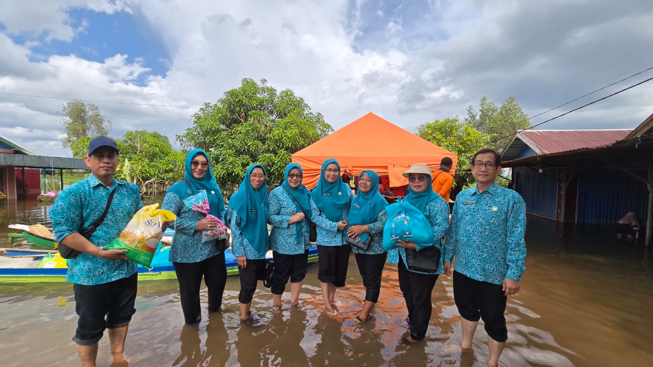 TP PKK Tanah Laut Terjang Lokasi Banjir di Kurau: Anak-Anak Jadi Perhatian Khusus