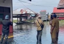 Disdik HST Tinjau Sekolah Terdampak Banjir di Labuan Amas Utara, Siapkan Jembatan Darurat