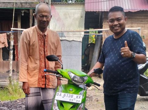 Sepeda Motor Baru untuk Pedagang Kue Balok di Dwi Warna dari Ketua TP PKK HST