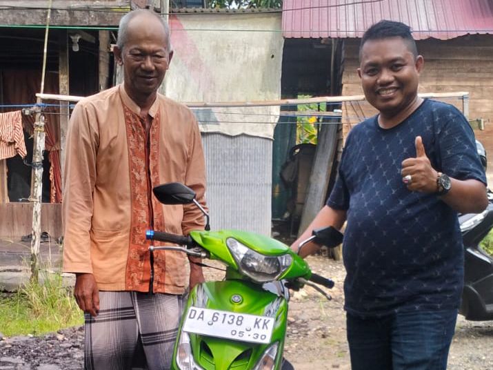 Sepeda Motor Baru untuk Pedagang Kue Balok di Dwi Warna dari Ketua TP PKK HST