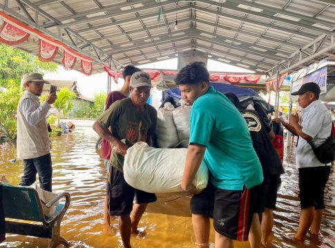 2 Ton Beras Disalurkan Bagi Korban Banjir di Desa Penggalaman