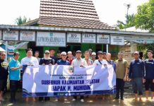 Dinas PUPR Kalsel Serahkan 368 Paket Sembako Bagi Korban Banjir di Desa Kelampaian Ulu