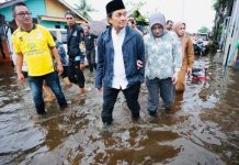 Wagub Kalsel Bersama Suporter Barito Putera Kunjungi Korban Banjir