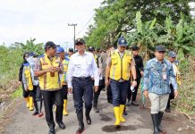 Kadis PUPR Kalsel Dampingi Menteri PU Sambangi Korban Banjir di Sungai Tabuk