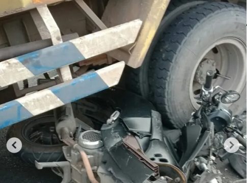 Laka Lantas Truk vs R2 di HST, Kaki Korban Diduga Patah