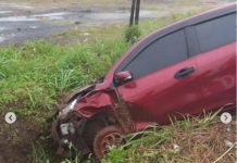 Sebuah Mobil Ringsek Terperosok ke Got di Sungai Ulin