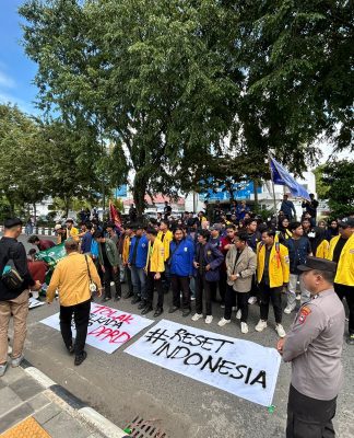 “Kami Datang Lagi, Demi Suara Rakyat”: Ratusan Mahasiswa Kalsel Kembali Kepung DPRD, Tolak Pilkada Lewat DPRD
