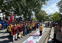 “Kami ingin agar Pak Supian Keluar!” Mahasiswa Desak Ketua DPRD Kalsel Temui Massa, Tolak Pilkada Lewat DPRD