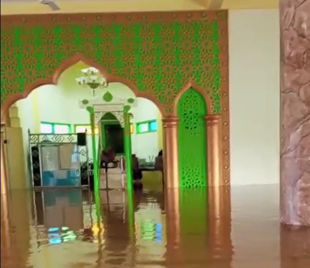 Masih Banjir, Pengurus Masjid di Desa Pembantanan Kabupaten Banjar Tiadakan Salat Jumat