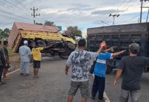 Dump Truck Terguling di Turunan Cempaka Banjarbaru, Lapak Penjual Sate Hancur dan Pasutri Jadi Korban
