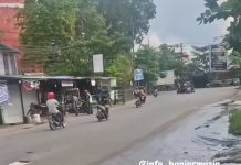 Jalan Depan SPBU Teluk Dalam Berhasil Dikeringkan Warga Setelah Banjir Tak Kunjung Surut