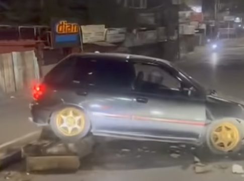 Diduga Mabuk, Mobil Tabrak Median Jalan di Jembatan Dewi