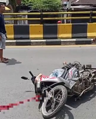 BREAKING NEWS Pengendara Terkapar di Jembatan Kayutangi