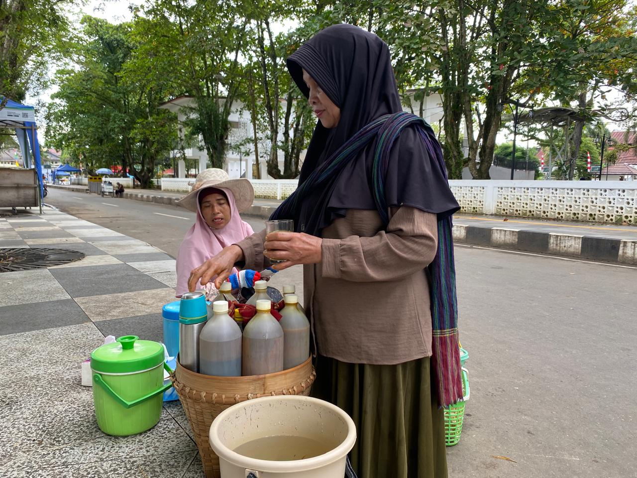 Sikam Mutami (58) penjual jamu gendong