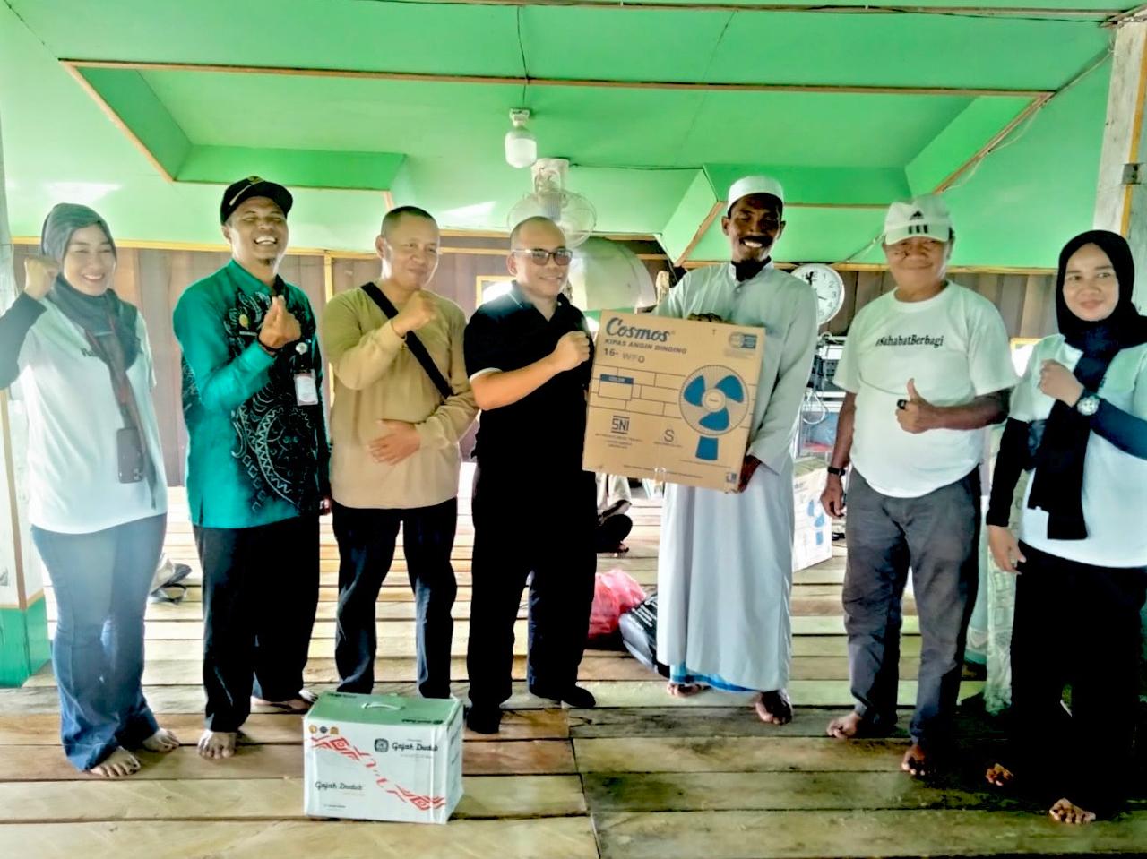 Pasca Banjir Awang Landas! Wabup HST Gandeng Sahabat Berbagi Salurkan Bantuan untuk Warga dan Masjid